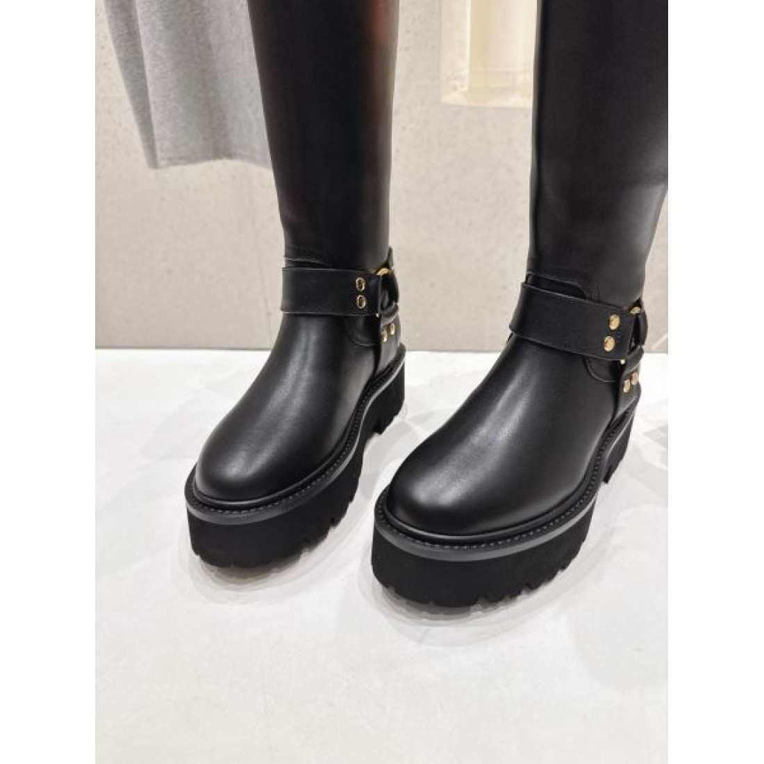 レザーブーツ バックルデザイン 厚底ソール CELINE セリーヌ コピー ショートブーツ モードストリート こなれ見え