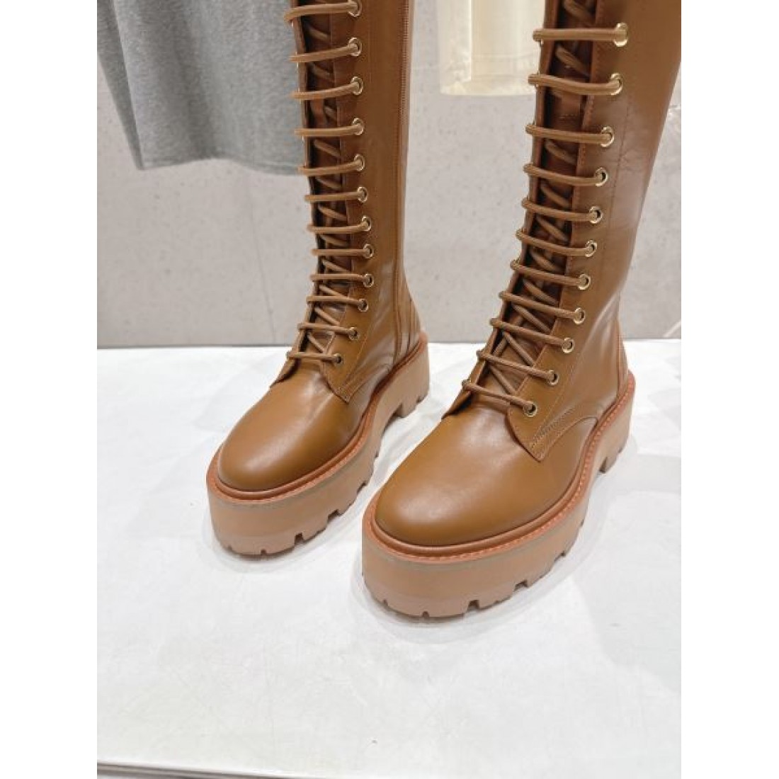 レースアップロングブーツ 厚底ソール ミリタリーデザイン CELINE セリーヌ コピー ロングブーツ モードストリート 2026新作 脚長見え