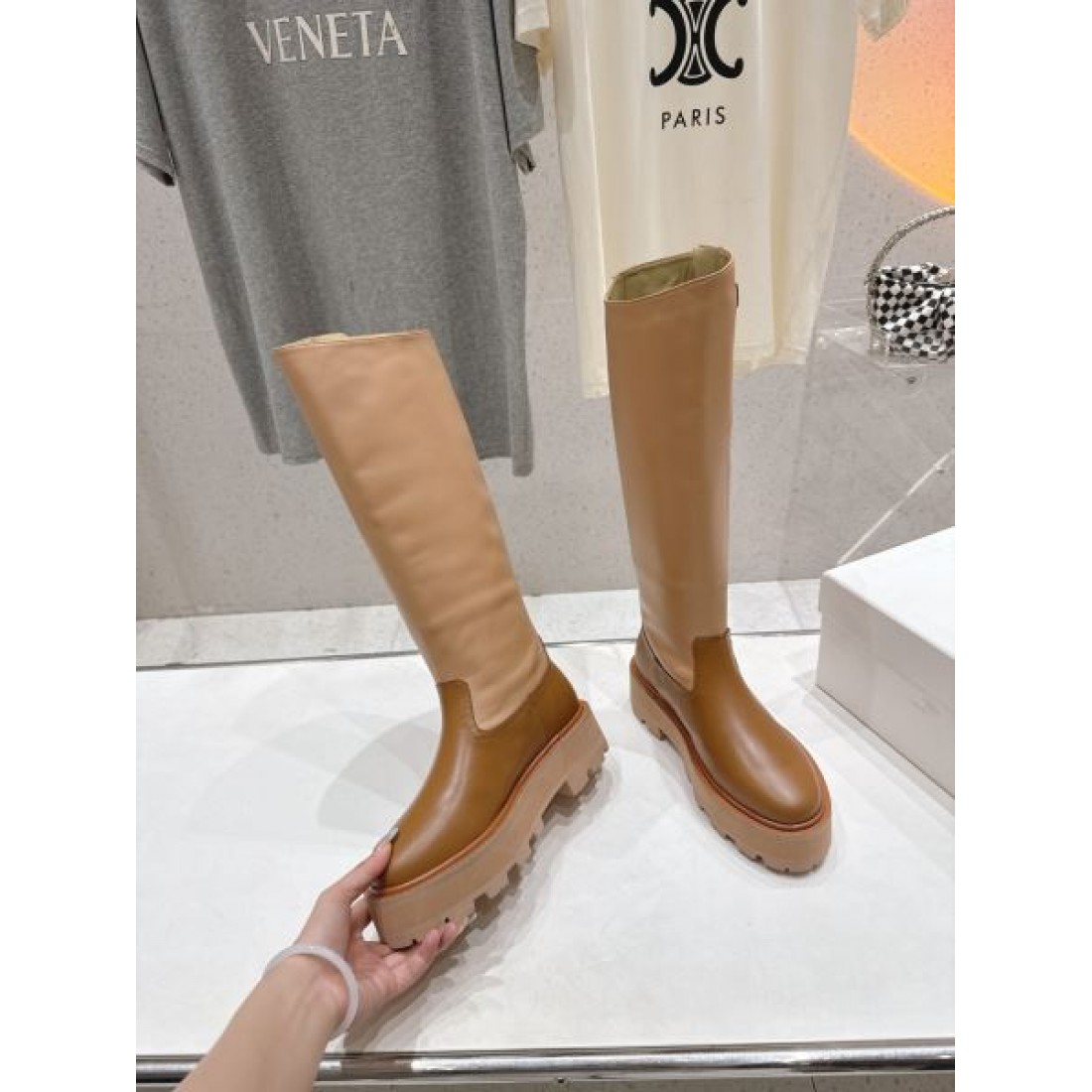 レザーブーツ 厚底ソール ミニマルデザイン CELINE セリーヌ コピー ロングブーツ モードストリート 2026新作