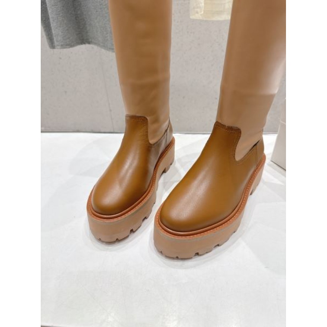レザーブーツ 厚底ソール ミニマルデザイン CELINE セリーヌ コピー ロングブーツ モードストリート 2026新作