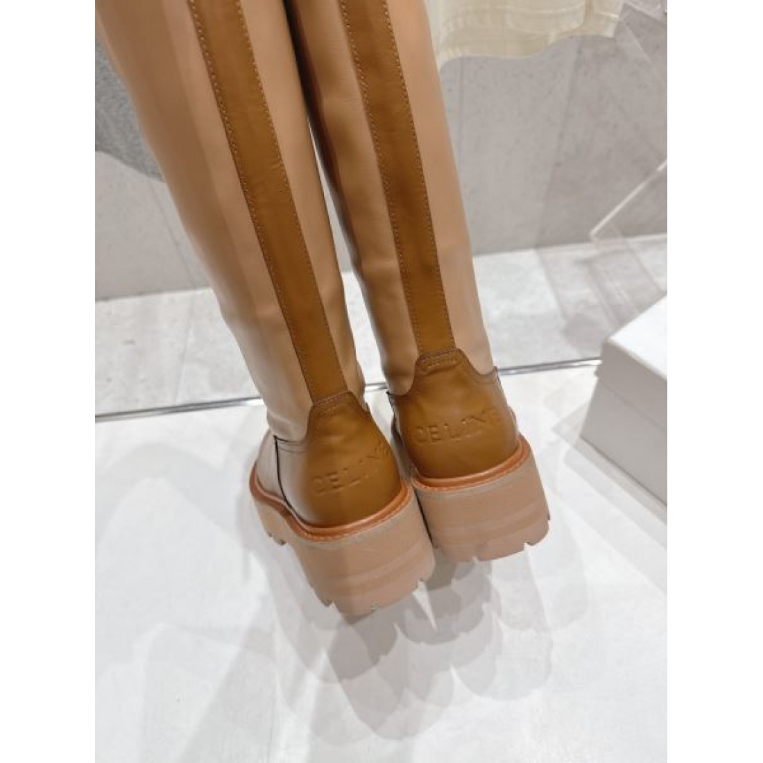 レザーブーツ 厚底ソール ミニマルデザイン CELINE セリーヌ コピー ロングブーツ モードストリート 2026新作