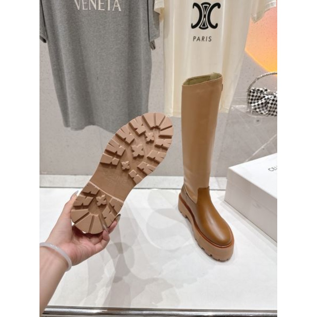 レザーブーツ 厚底ソール ミニマルデザイン CELINE セリーヌ コピー ロングブーツ モードストリート 2026新作