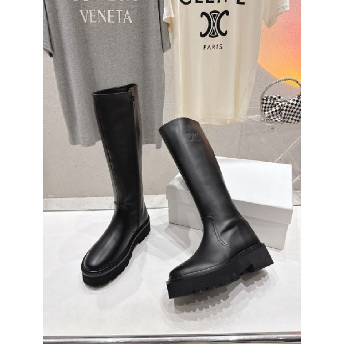ミニマルシルエット CELINE セリーヌ コピー ロングブーツ ブラックカラー 厚底ソール モード感漂う洗練デザイン