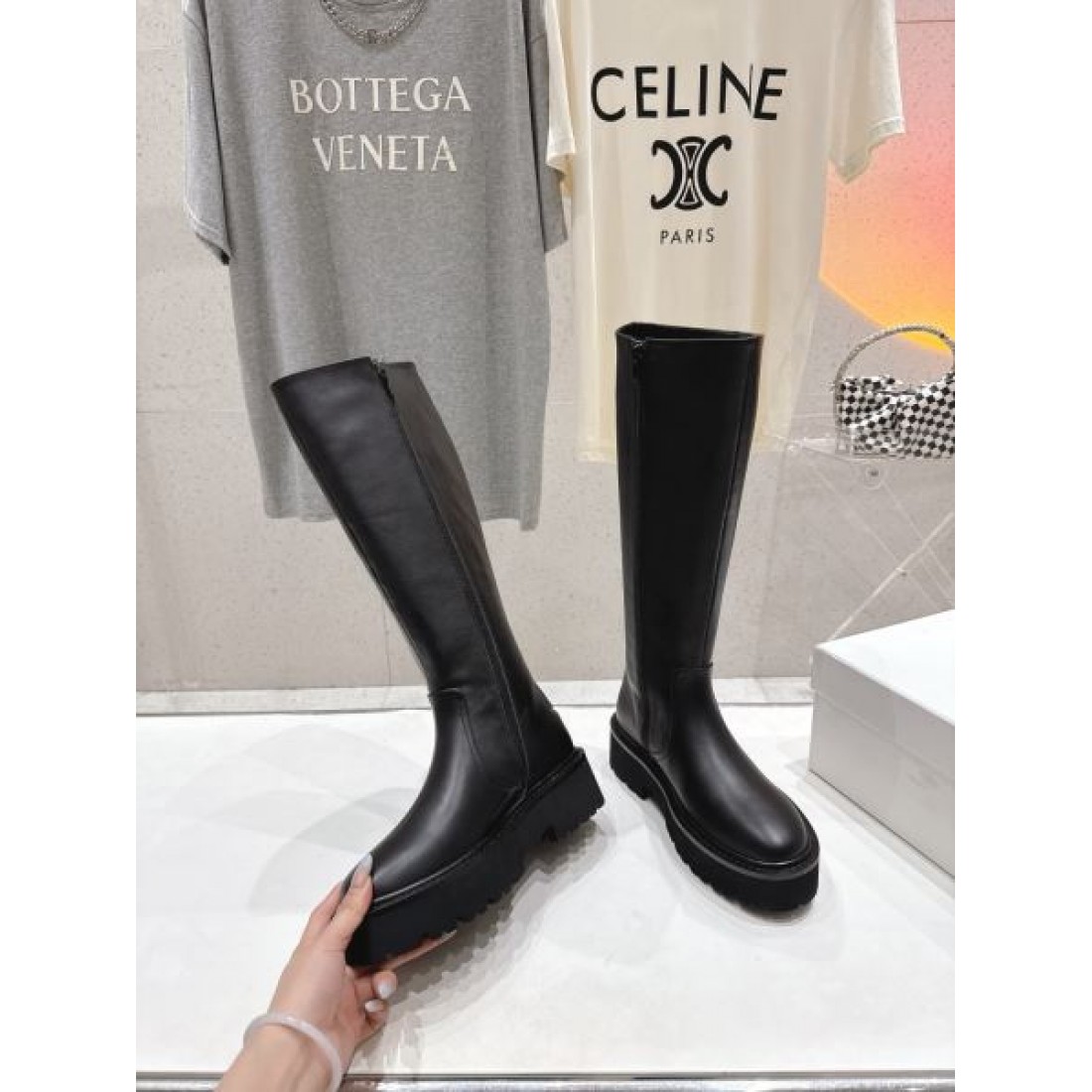 ミニマルシルエット CELINE セリーヌ コピー ロングブーツ ブラックカラー 厚底ソール モード感漂う洗練デザイン