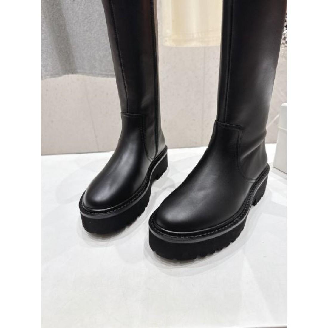 ミニマルシルエット CELINE セリーヌ コピー ロングブーツ ブラックカラー 厚底ソール モード感漂う洗練デザイン