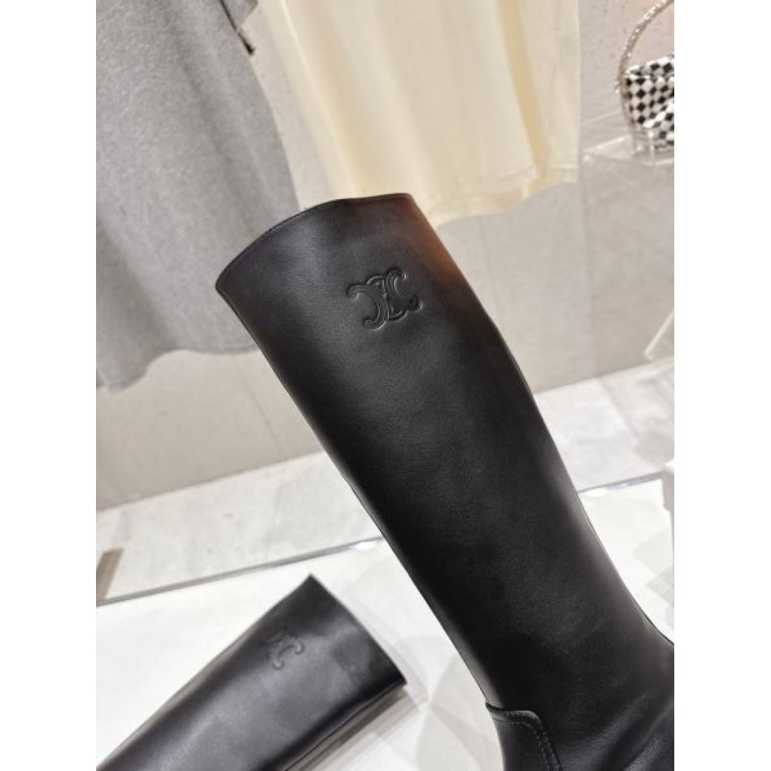 ミニマルシルエット CELINE セリーヌ コピー ロングブーツ ブラックカラー 厚底ソール モード感漂う洗練デザイン
