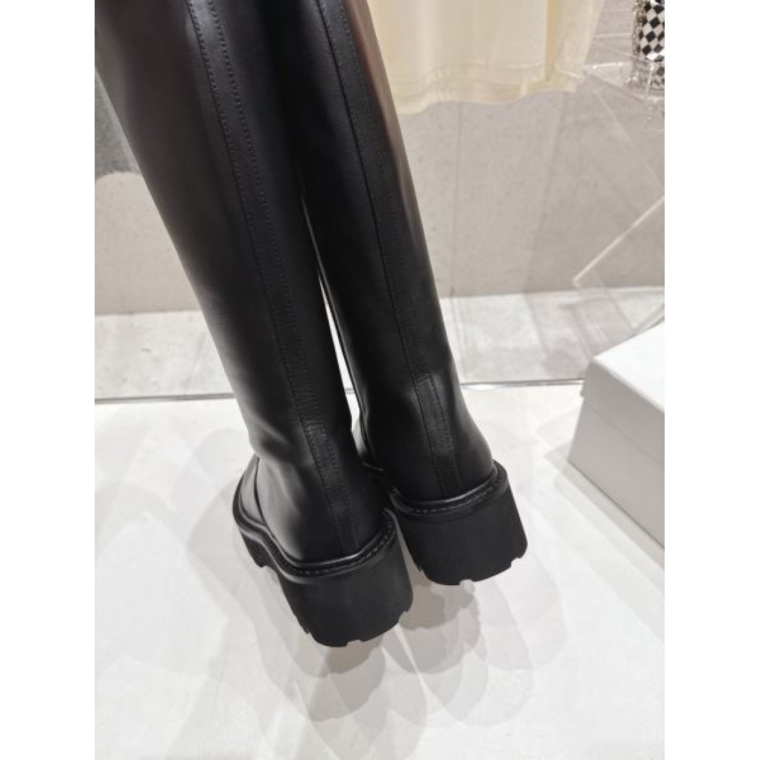 ミニマルシルエット CELINE セリーヌ コピー ロングブーツ ブラックカラー 厚底ソール モード感漂う洗練デザイン