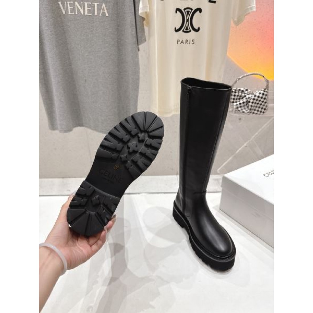 ミニマルシルエット CELINE セリーヌ コピー ロングブーツ ブラックカラー 厚底ソール モード感漂う洗練デザイン