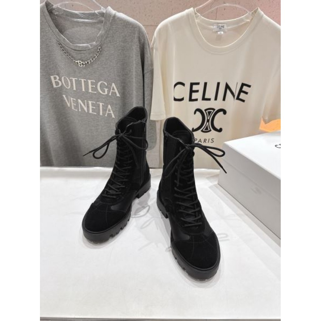 ミリタリースタイル CELINE セリーヌ コピー レースアップブーツ ベージュカラー ボリュームソール 秋冬コーデ映えする仕様