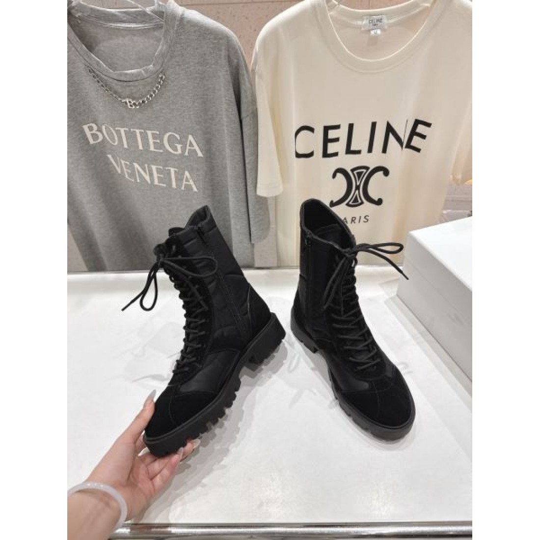 ミリタリースタイル CELINE セリーヌ コピー レースアップブーツ ベージュカラー ボリュームソール 秋冬コーデ映えする仕様