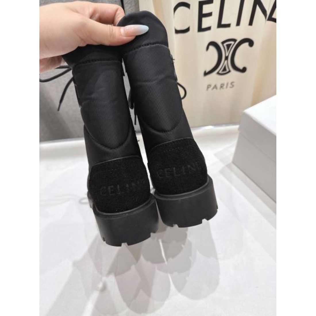 ミリタリースタイル CELINE セリーヌ コピー レースアップブーツ ベージュカラー ボリュームソール 秋冬コーデ映えする仕様