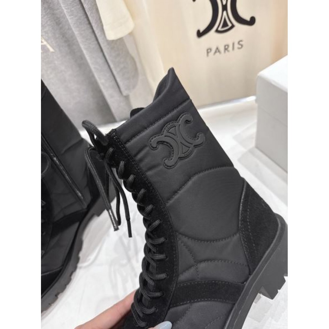 ミリタリースタイル CELINE セリーヌ コピー レースアップブーツ ベージュカラー ボリュームソール 秋冬コーデ映えする仕様