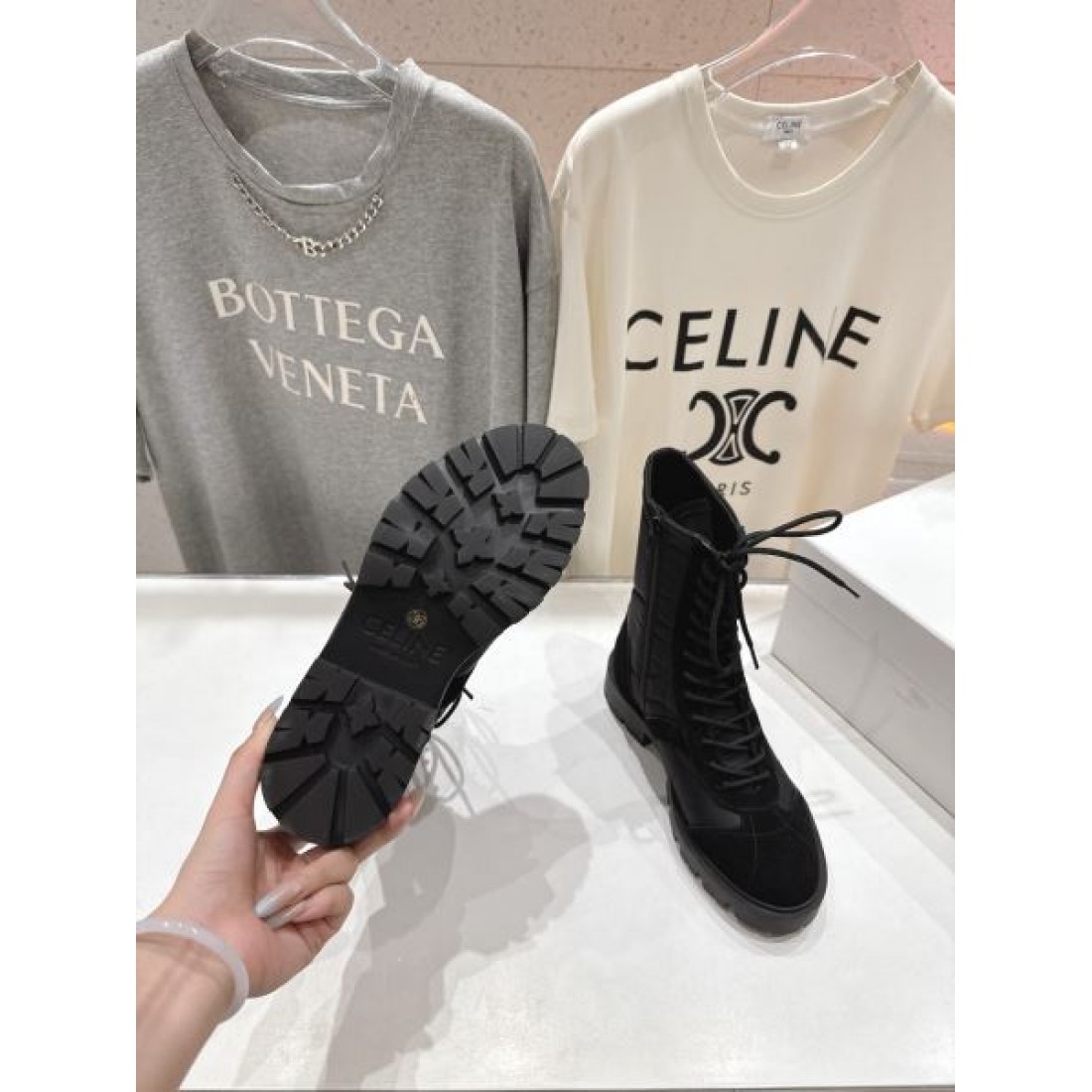 ミリタリースタイル CELINE セリーヌ コピー レースアップブーツ ベージュカラー ボリュームソール 秋冬コーデ映えする仕様