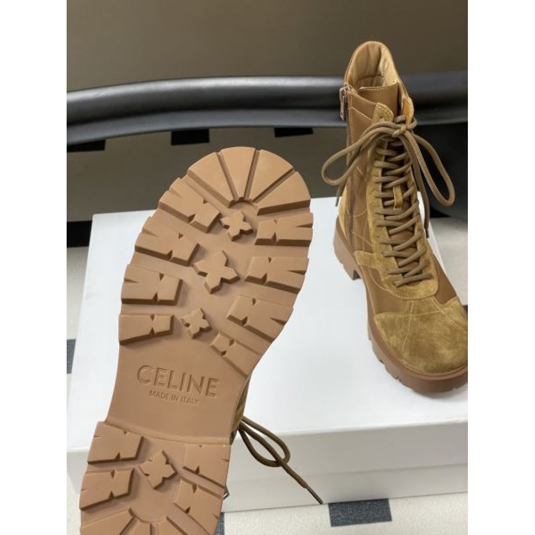 レースアップ仕様 CELINE セリーヌ コピー ワークブーツ キャメルカラー スエード切替 厚底ソールで存在感ある仕上がり