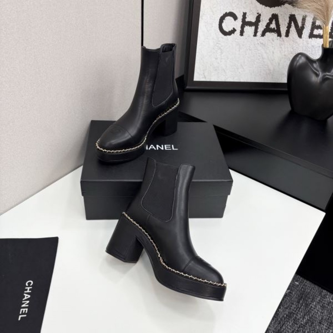 チェルシーブーツ CHANEL シャネル コピー ショートブーツ ホワイト×ブラック配色 厚底ヒール モード感あるシルエット