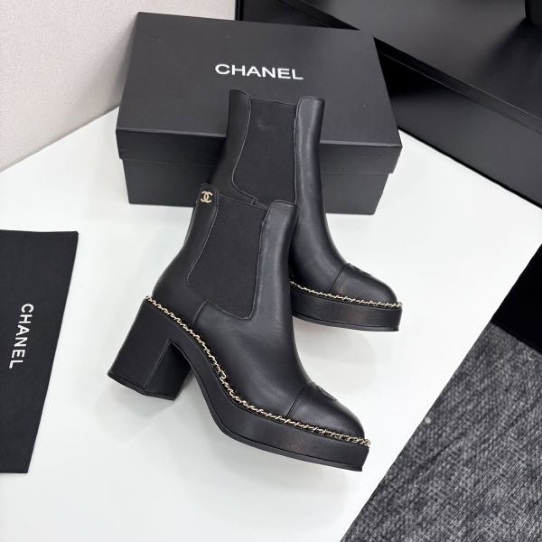 チェルシーブーツ CHANEL シャネル コピー ショートブーツ ホワイト×ブラック配色 厚底ヒール モード感あるシルエット