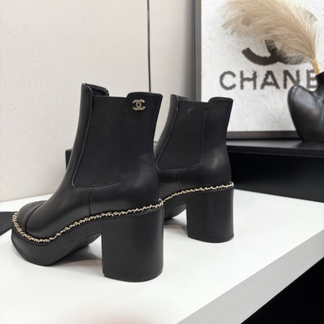チェルシーブーツ CHANEL シャネル コピー ショートブーツ ホワイト×ブラック配色 厚底ヒール モード感あるシルエット