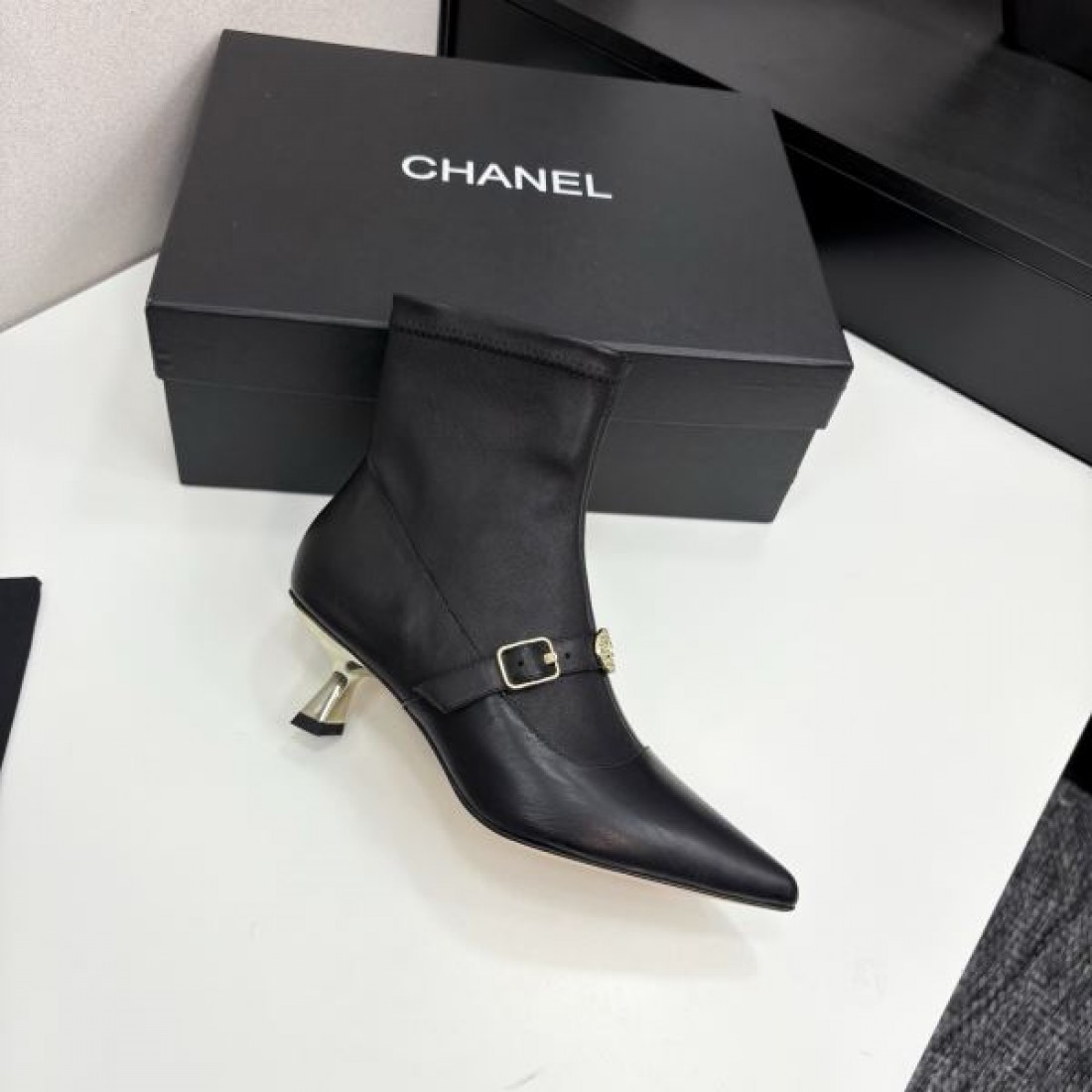 スエード調 CHANEL シャネル コピー アンクルブーツ キャメルカラー サイドゴア仕様 ボリュームソール 秋冬コーデ向け