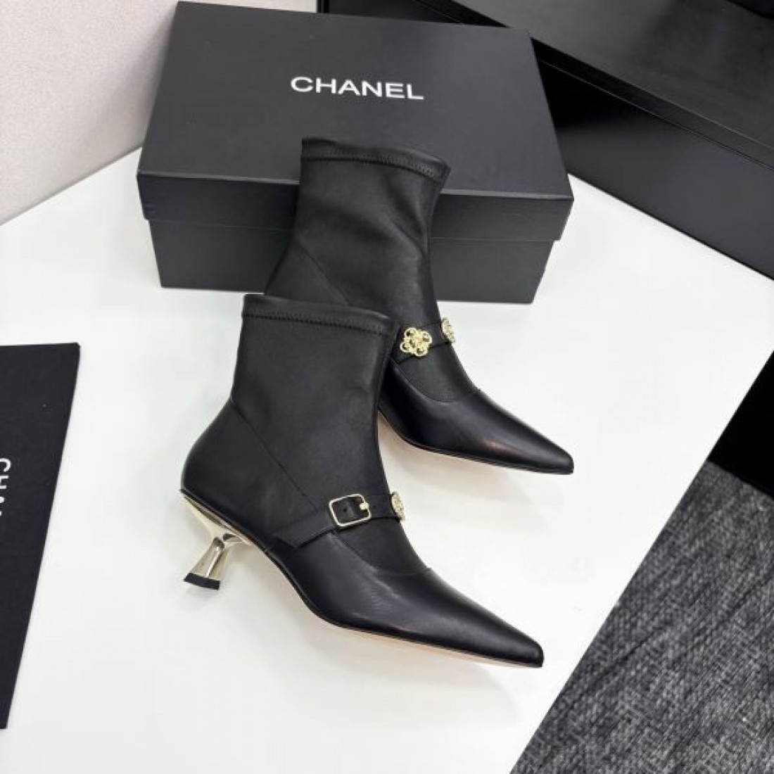 スエード調 CHANEL シャネル コピー アンクルブーツ キャメルカラー サイドゴア仕様 ボリュームソール 秋冬コーデ向け