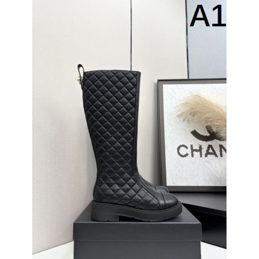 キルティングデザイン CHANEL シャネル コピー ロングブーツ ブラックレザー 厚底ソール 存在感あるモードスタイル