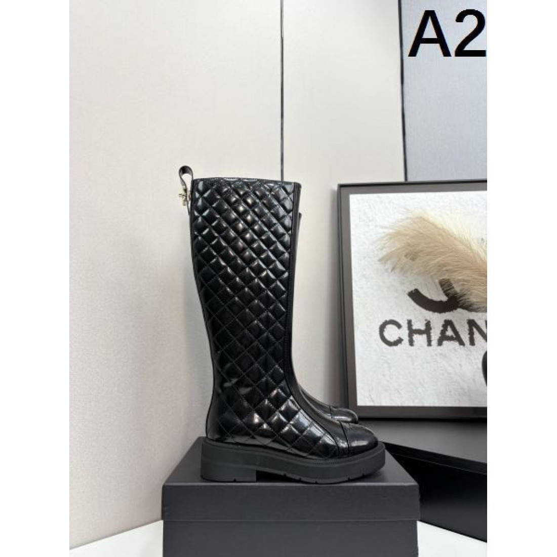 キルティングデザイン CHANEL シャネル コピー ロングブーツ ブラックレザー 厚底ソール 存在感あるモードスタイル
