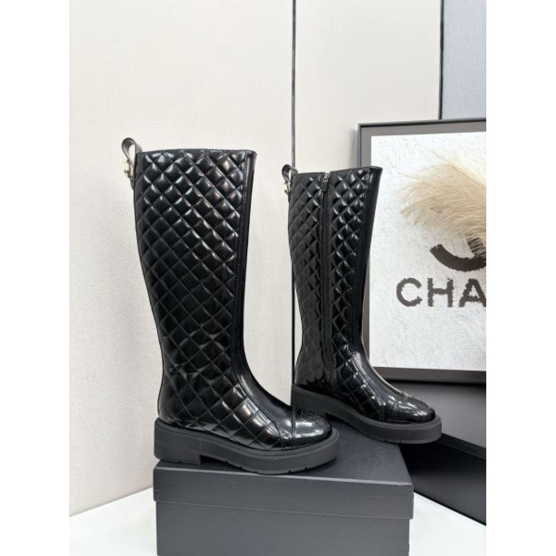 キルティングデザイン CHANEL シャネル コピー ロングブーツ ブラックレザー 厚底ソール 存在感あるモードスタイル