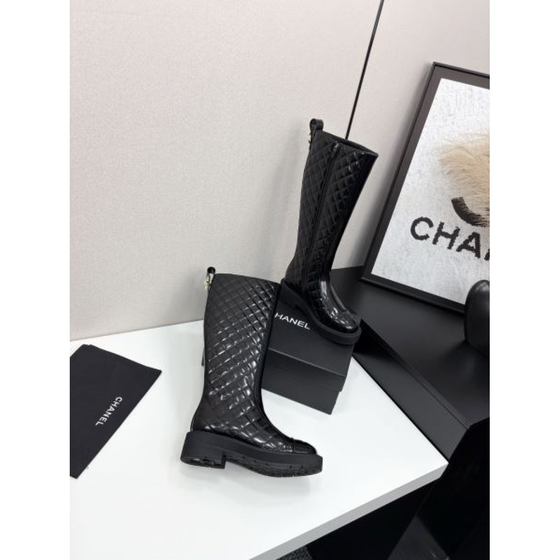 キルティングデザイン CHANEL シャネル コピー ロングブーツ ブラックレザー 厚底ソール 存在感あるモードスタイル