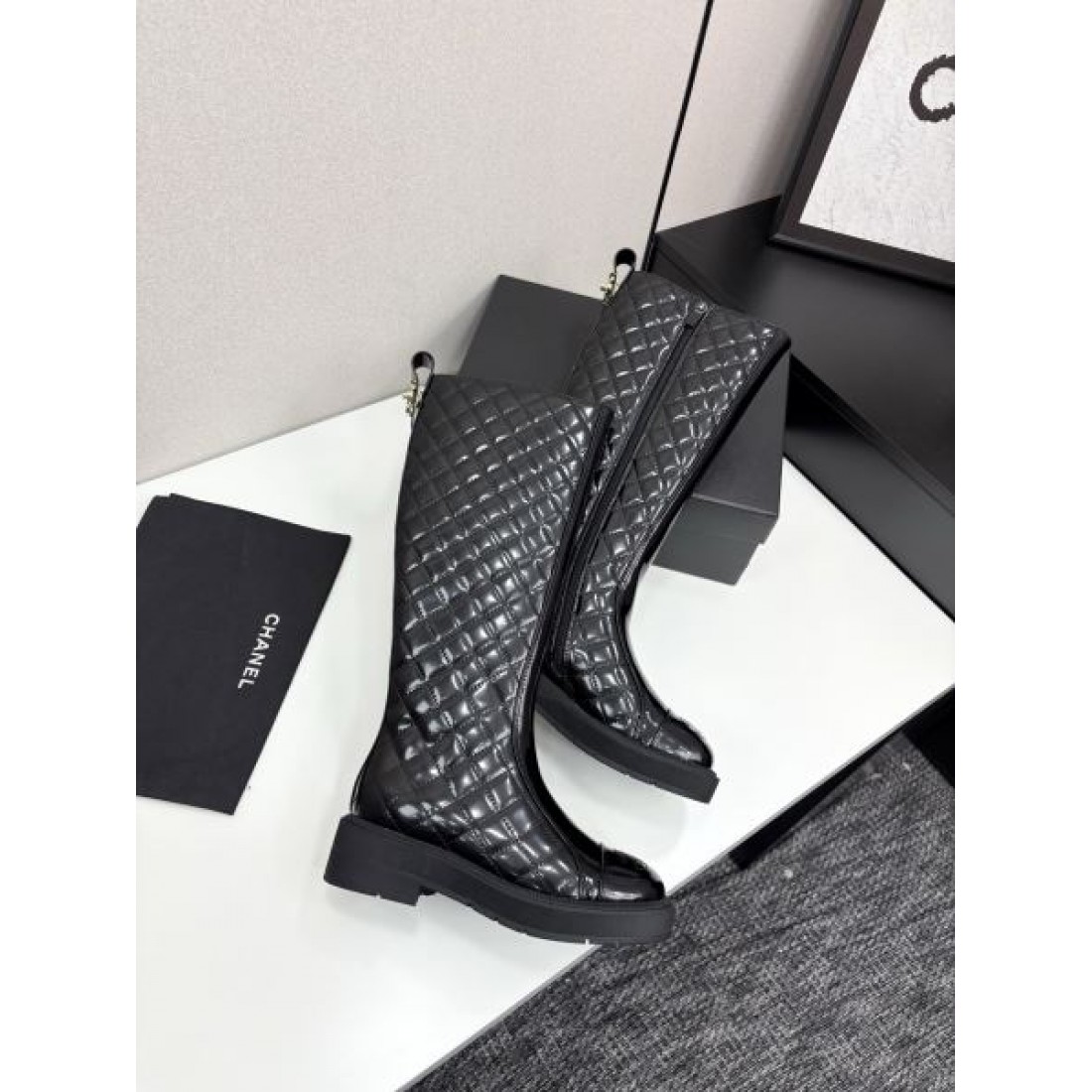キルティングデザイン CHANEL シャネル コピー ロングブーツ ブラックレザー 厚底ソール 存在感あるモードスタイル