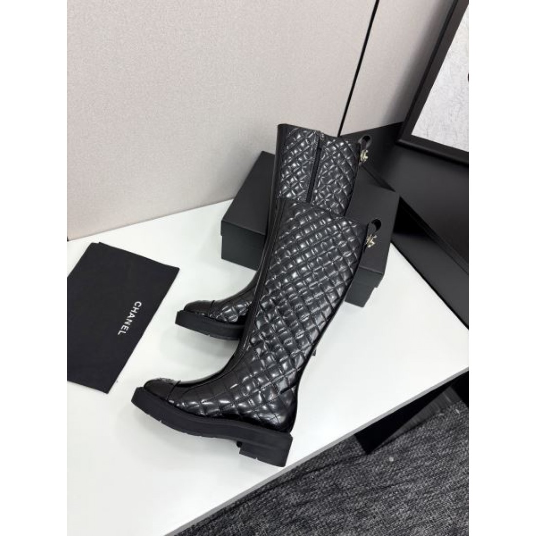 キルティングデザイン CHANEL シャネル コピー ロングブーツ ブラックレザー 厚底ソール 存在感あるモードスタイル
