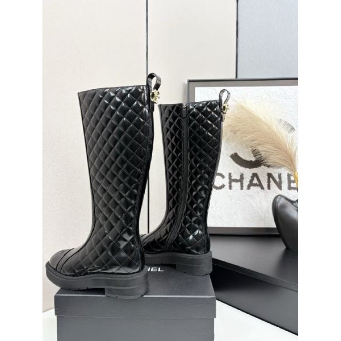 キルティングデザイン CHANEL シャネル コピー ロングブーツ ブラックレザー 厚底ソール 存在感あるモードスタイル