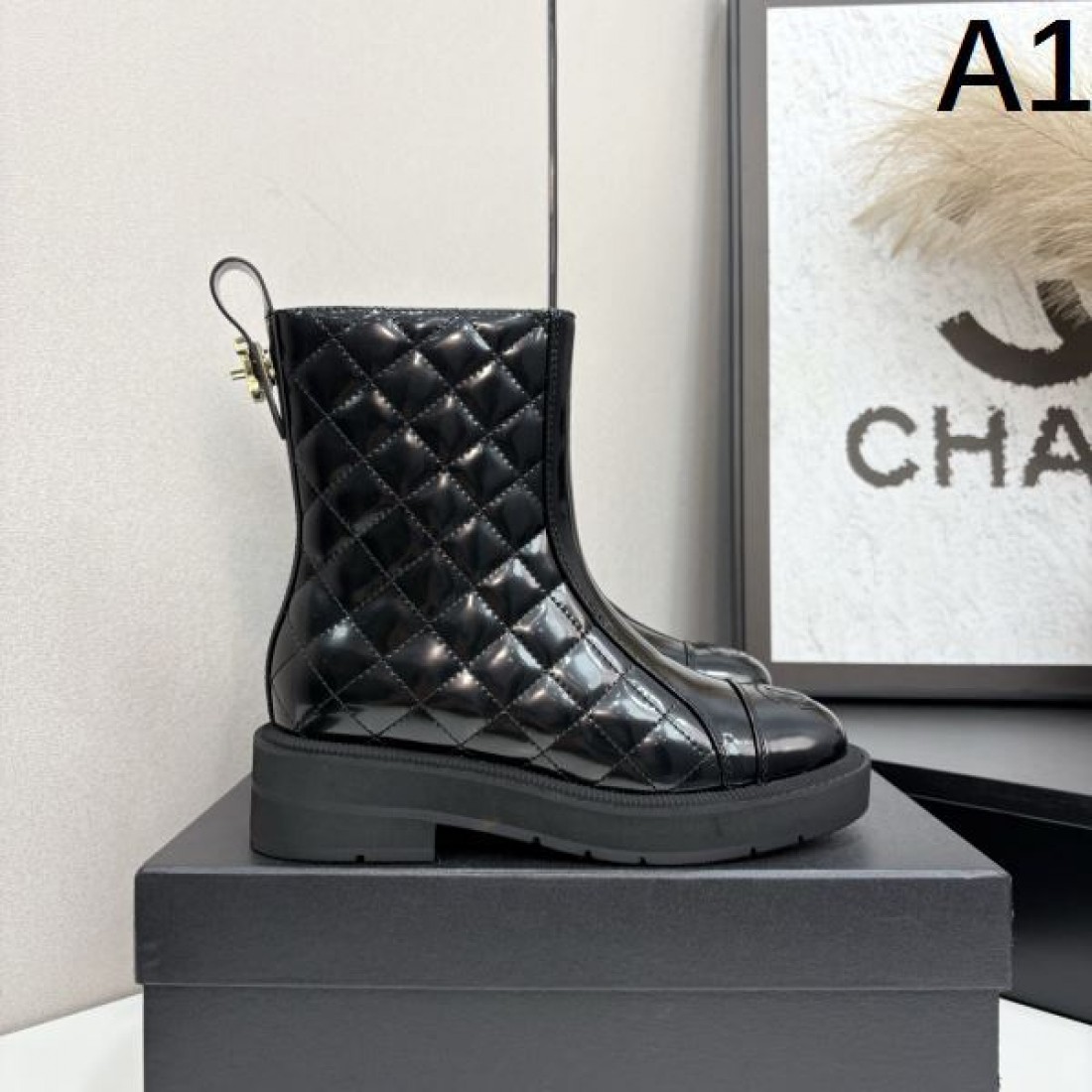 ダイヤステッチ仕様 CHANEL シャネル コピー ブーツ ブラックカラー ロングシルエット サイドファスナー付き 秋冬向けデザイン