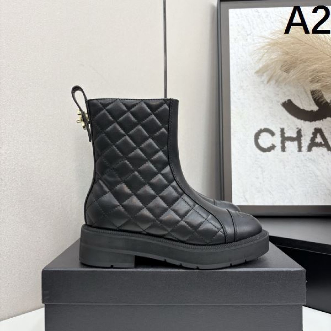 ダイヤステッチ仕様 CHANEL シャネル コピー ブーツ ブラックカラー ロングシルエット サイドファスナー付き 秋冬向けデザイン