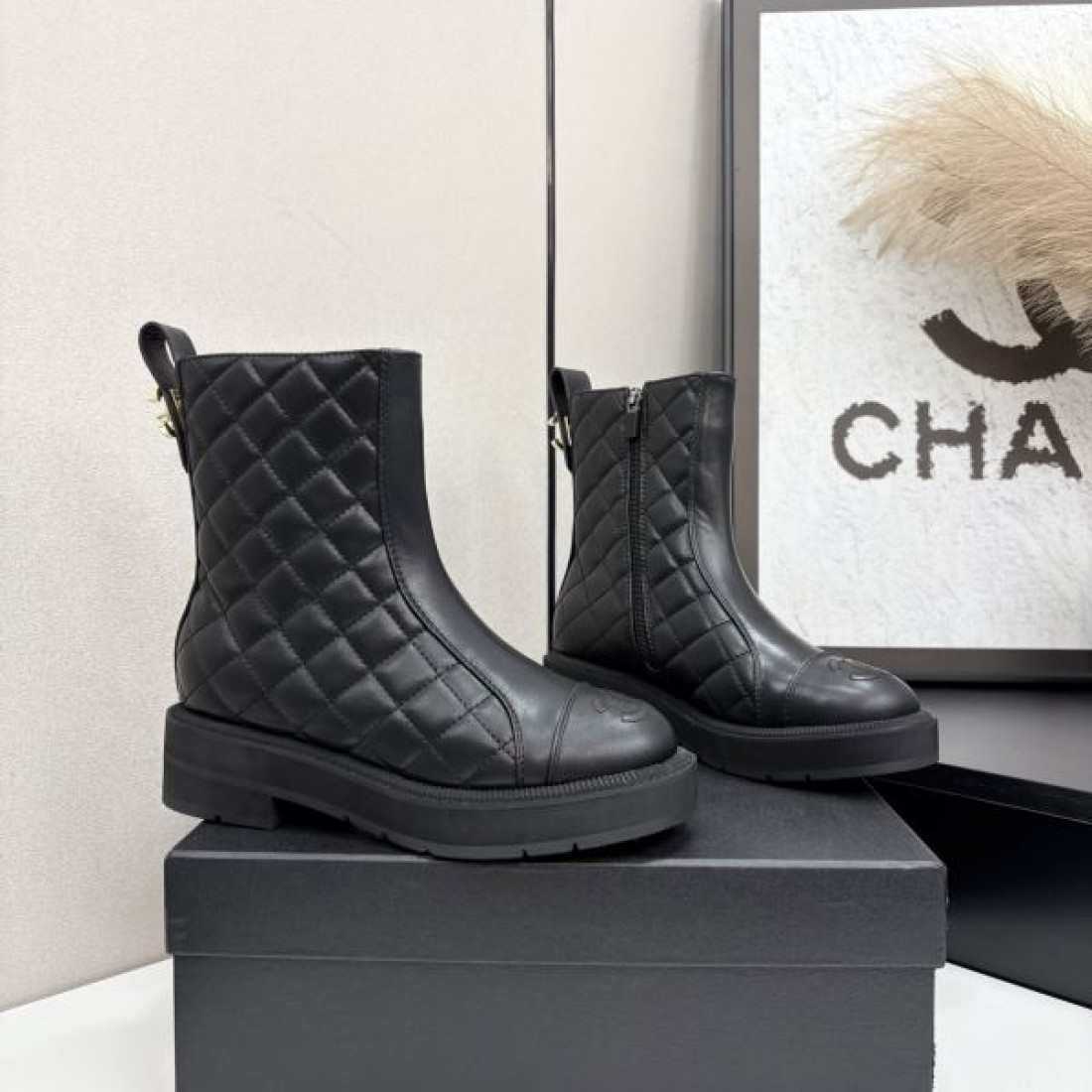 ダイヤステッチ仕様 CHANEL シャネル コピー ブーツ ブラックカラー ロングシルエット サイドファスナー付き 秋冬向けデザイン