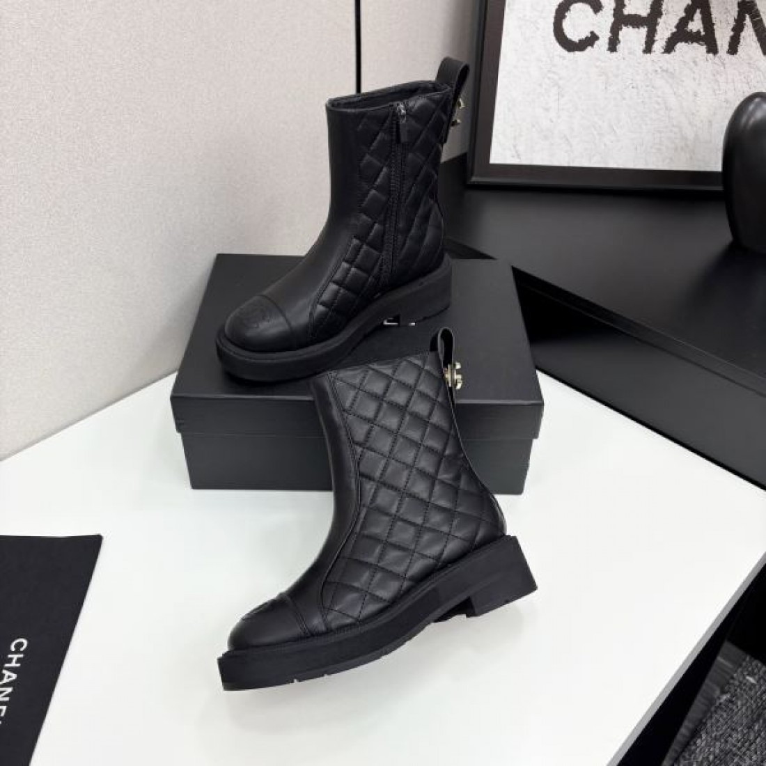 ダイヤステッチ仕様 CHANEL シャネル コピー ブーツ ブラックカラー ロングシルエット サイドファスナー付き 秋冬向けデザイン