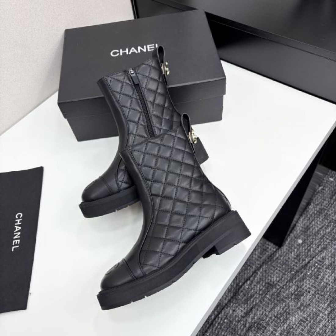 ダイヤステッチ仕様 CHANEL シャネル コピー ブーツ ブラックカラー ロングシルエット サイドファスナー付き 秋冬向けデザイン