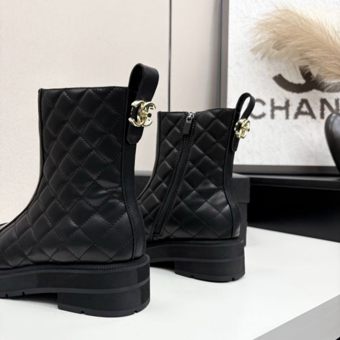 ダイヤステッチ仕様 CHANEL シャネル コピー ブーツ ブラックカラー ロングシルエット サイドファスナー付き 秋冬向けデザイン
