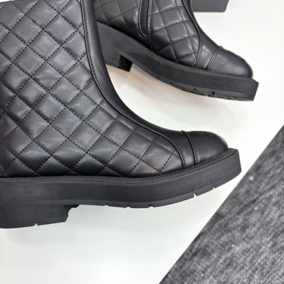 ダイヤステッチ仕様 CHANEL シャネル コピー ブーツ ブラックカラー ロングシルエット サイドファスナー付き 秋冬向けデザイン