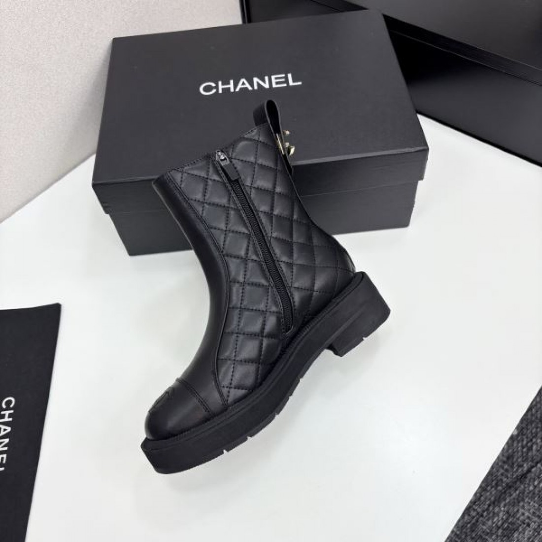 ダイヤステッチ仕様 CHANEL シャネル コピー ブーツ ブラックカラー ロングシルエット サイドファスナー付き 秋冬向けデザイン