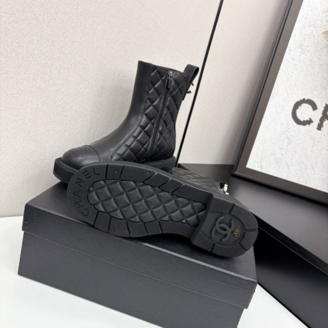 ダイヤステッチ仕様 CHANEL シャネル コピー ブーツ ブラックカラー ロングシルエット サイドファスナー付き 秋冬向けデザイン