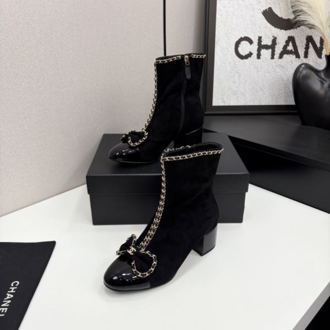 ボリュームソール CHANEL シャネル コピー ショートブーツ ブラックレザー サイドゴア構造 スタイリッシュな足元演出