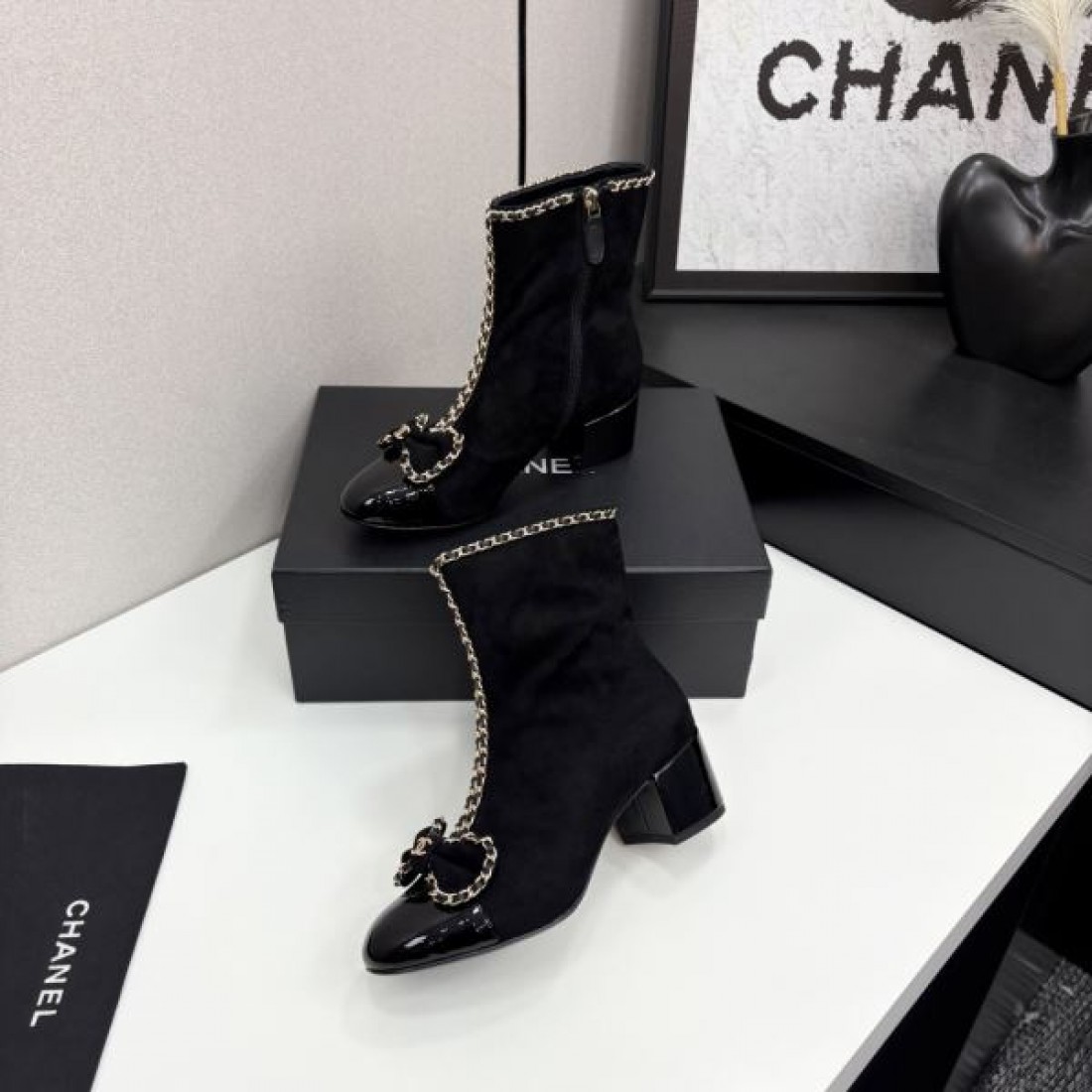 ボリュームソール CHANEL シャネル コピー ショートブーツ ブラックレザー サイドゴア構造 スタイリッシュな足元演出