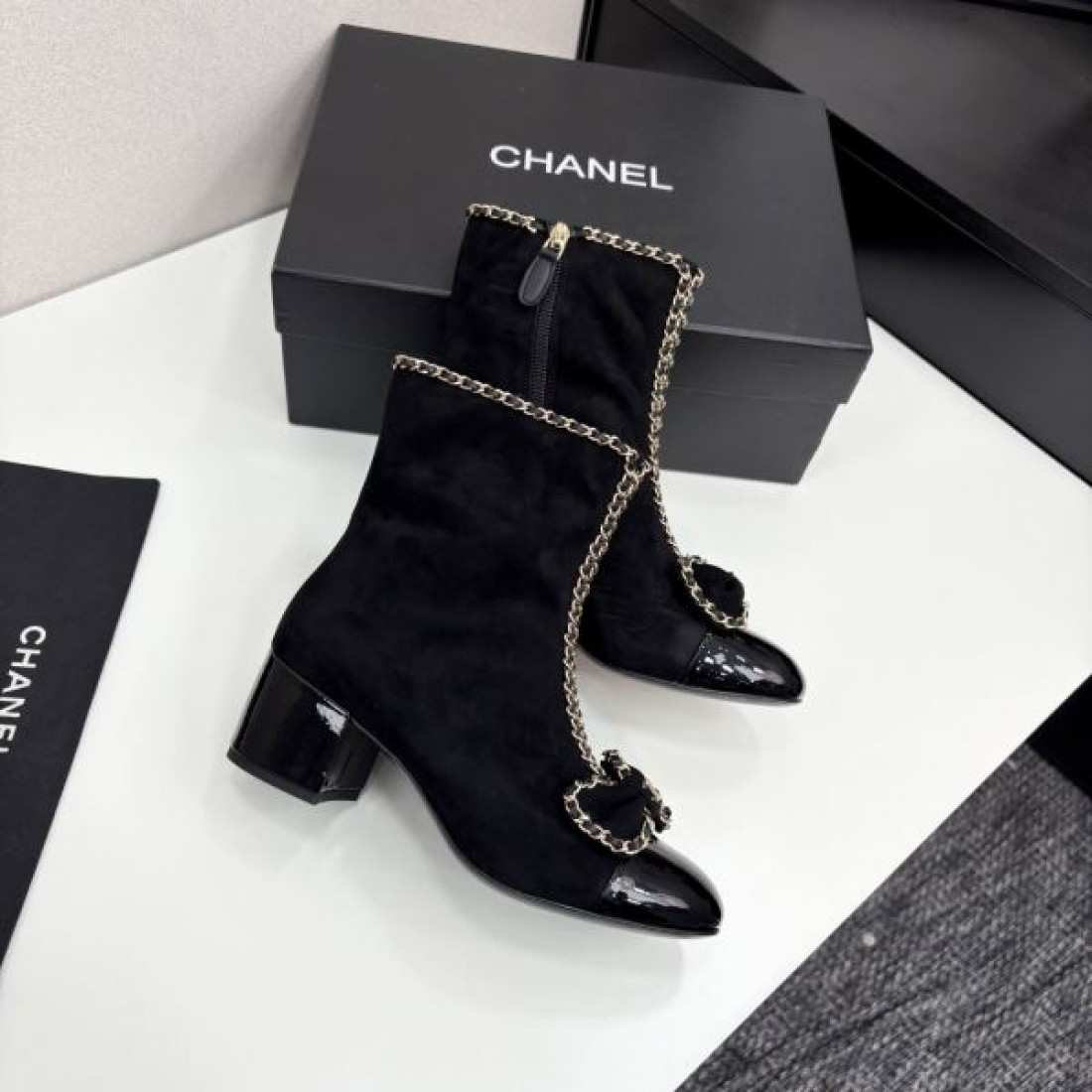 ボリュームソール CHANEL シャネル コピー ショートブーツ ブラックレザー サイドゴア構造 スタイリッシュな足元演出