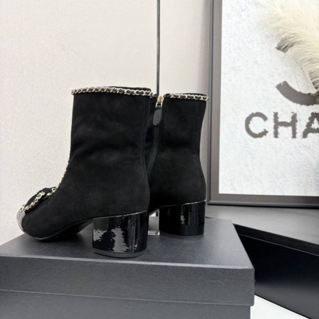 ボリュームソール CHANEL シャネル コピー ショートブーツ ブラックレザー サイドゴア構造 スタイリッシュな足元演出