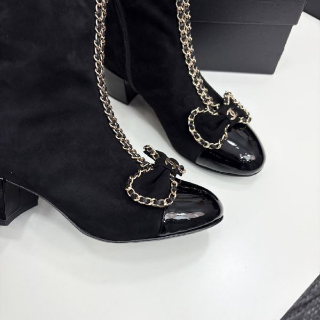 ボリュームソール CHANEL シャネル コピー ショートブーツ ブラックレザー サイドゴア構造 スタイリッシュな足元演出