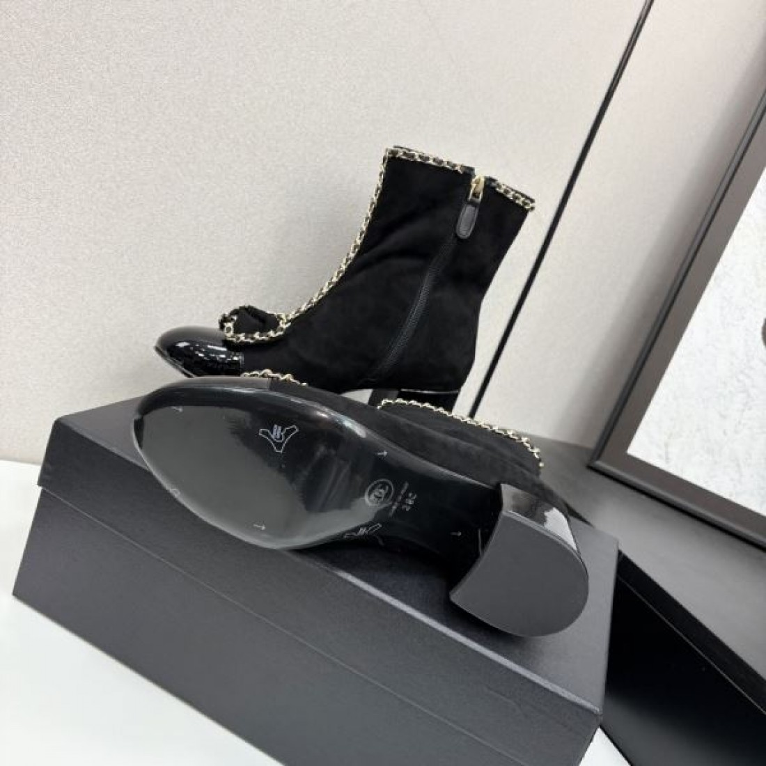 ボリュームソール CHANEL シャネル コピー ショートブーツ ブラックレザー サイドゴア構造 スタイリッシュな足元演出