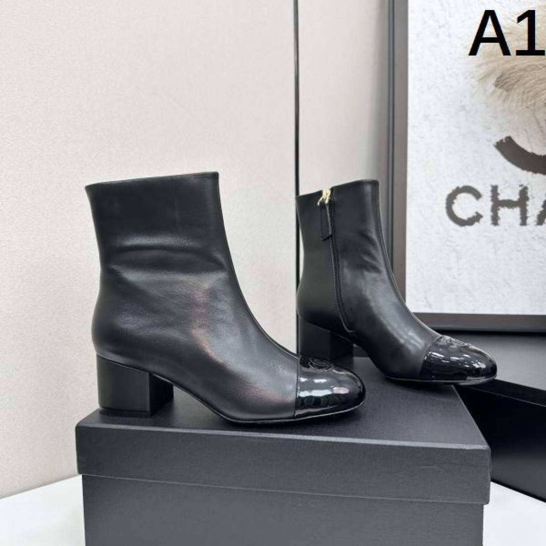 レザー仕上げ CHANEL シャネル コピー アンクルブーツ ブラックカラー ステッチアクセント 安定感あるチャンキーヒール仕様