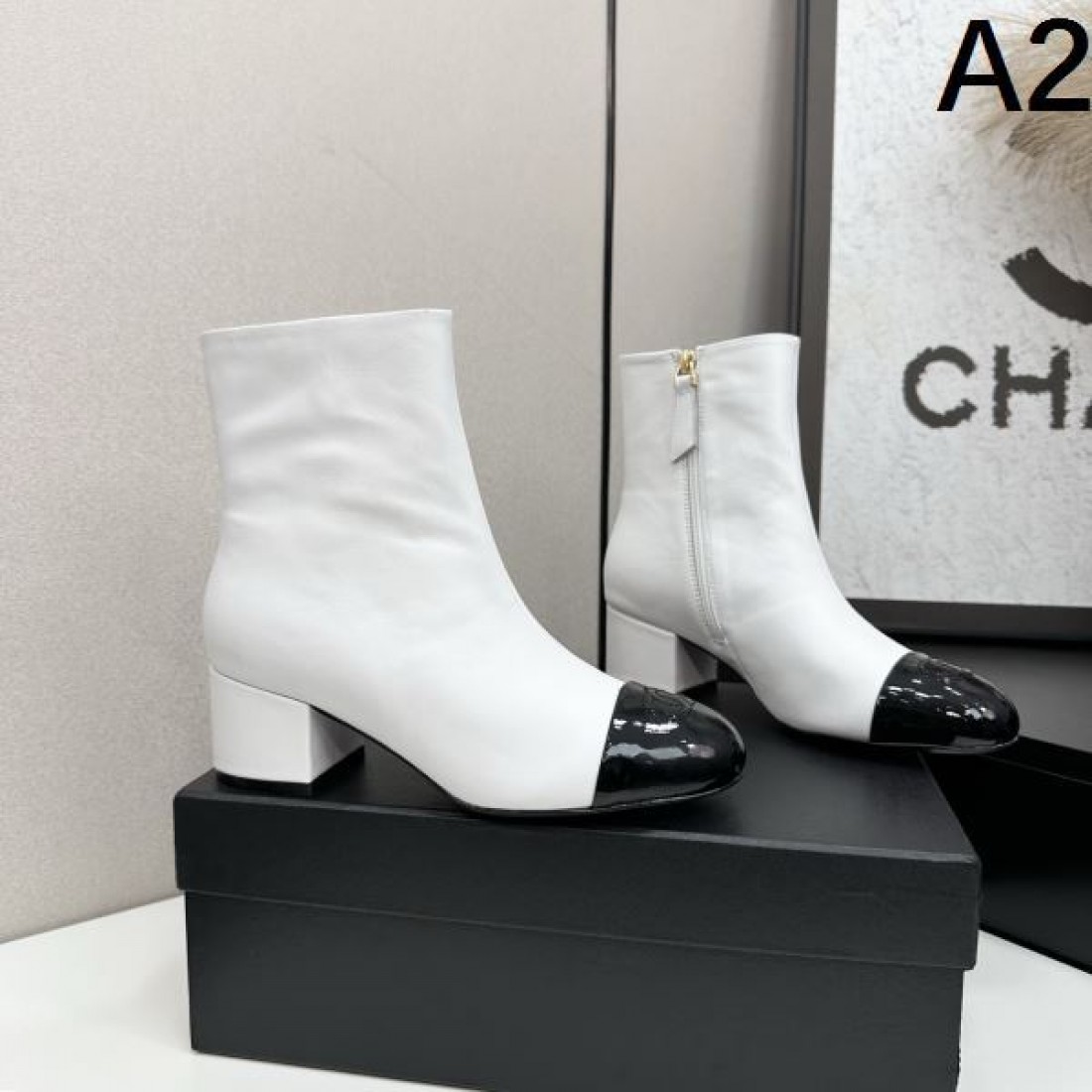 レザー仕上げ CHANEL シャネル コピー アンクルブーツ ブラックカラー ステッチアクセント 安定感あるチャンキーヒール仕様