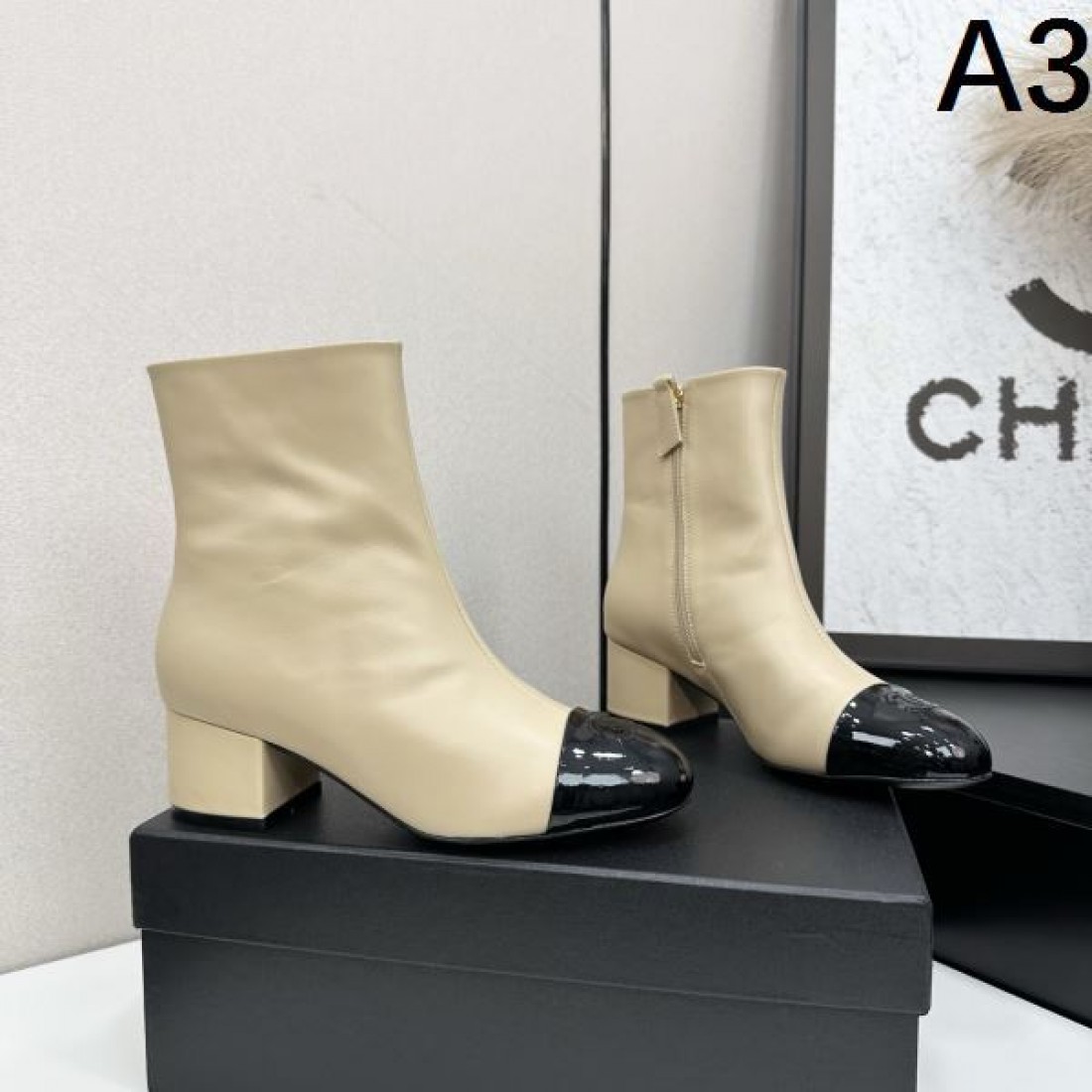 レザー仕上げ CHANEL シャネル コピー アンクルブーツ ブラックカラー ステッチアクセント 安定感あるチャンキーヒール仕様