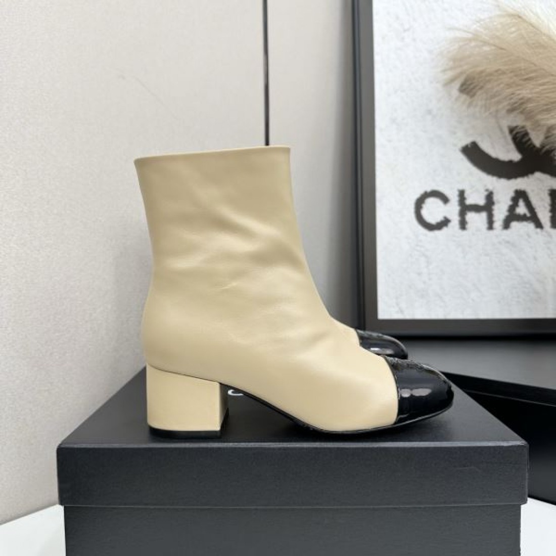 レザー仕上げ CHANEL シャネル コピー アンクルブーツ ブラックカラー ステッチアクセント 安定感あるチャンキーヒール仕様