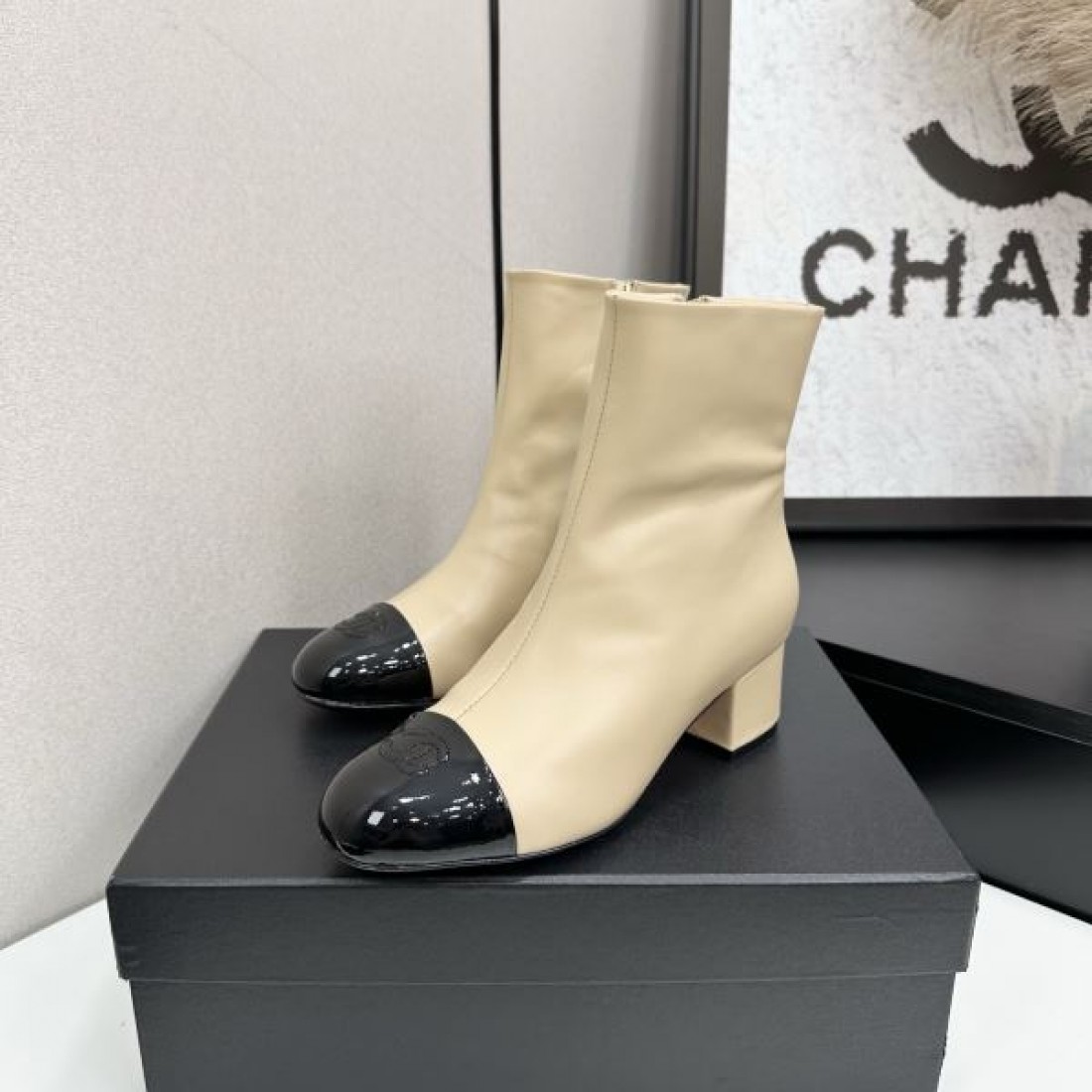 レザー仕上げ CHANEL シャネル コピー アンクルブーツ ブラックカラー ステッチアクセント 安定感あるチャンキーヒール仕様